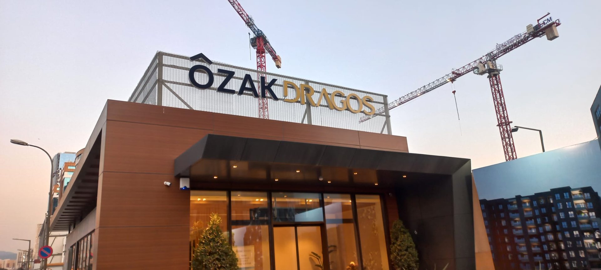 Özak Dragos projesinde kutu harf çatı tabelası - vinçli inşaat alanı